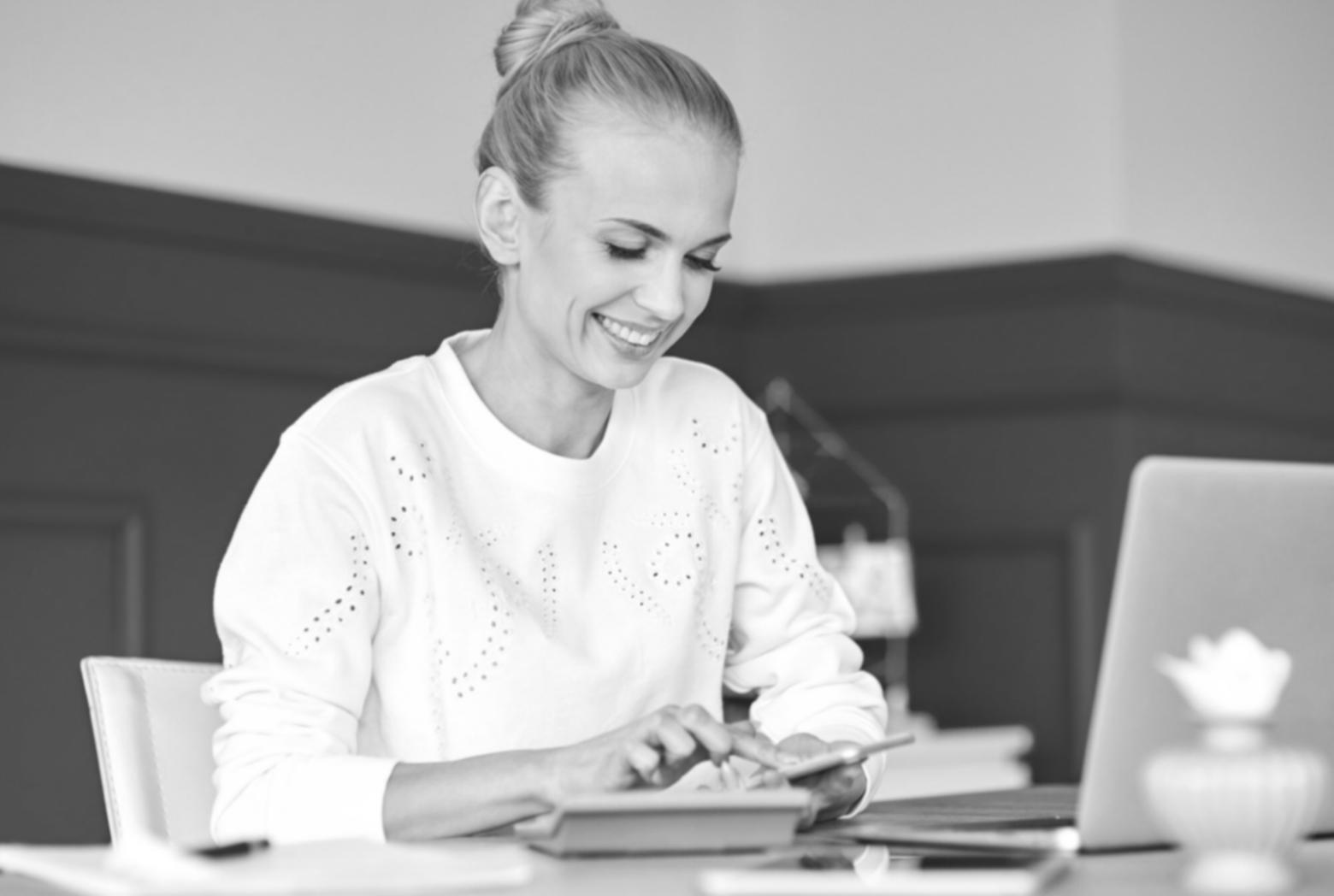 Bureau moderne avec documents d'audit bien organisés