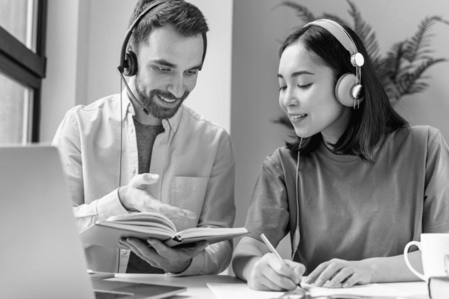 Professionnel analysant des documents financiers sur ordinateur